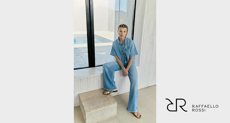 Frau sitzend mit Jeanshemd und Jeanshose in blau von Raffaelo Rossi