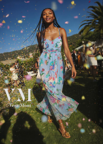 langes Kleid in hellblau mit Blumenmuster von VM Vera Mont