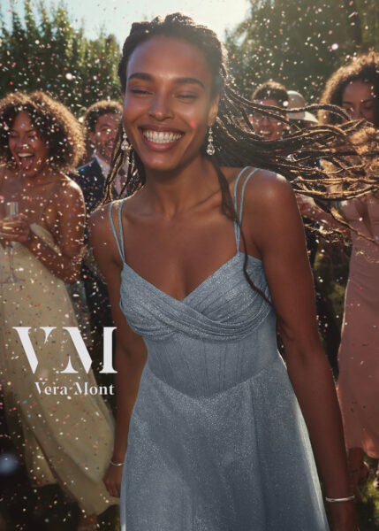 festliches Kleid in hellblau getragen von lachender Frau von der Marke VM Vera Mont