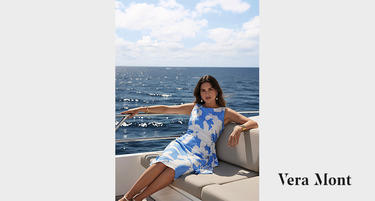 Frau sitzend auf Schiff mit blau weiß gemustertem Kleid von Vera Mont