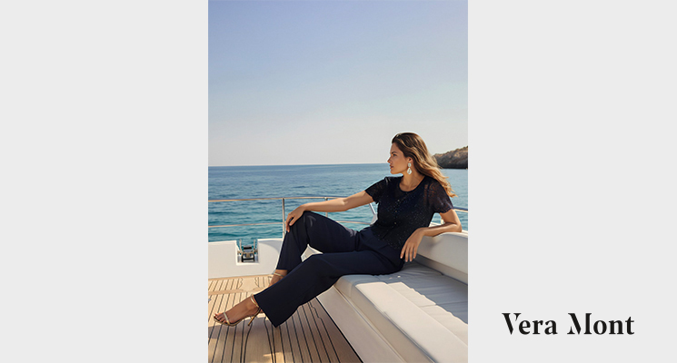 Frau sitzend auf Schiff mit blauem T-Shirt und blauer Hose von Vera Mont