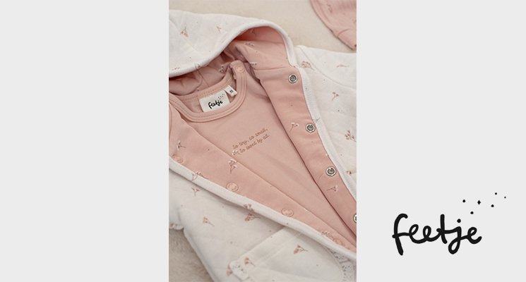 Rosa Body und weiße Jacke mit Kapuze von Feetje