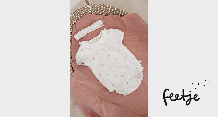 weißer Body mit Muster und weißem Haarband von Feetje