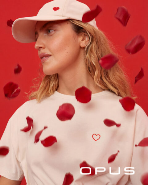 Frau mit weißem T-Shirt mit Herzmotiv und weißem Cap mit Herzmotiv zum Valentinstag von Opus