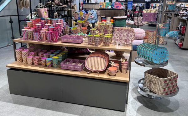 Neu bei Bantel ist der Aufbau mit den rice Produkten und Accessoires. Becher, Schüssel, Platten, Besteck aus Kunststoff und Decken, Kissen in bunten Farben mit Mustern