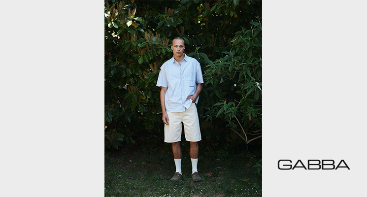 Mann in hellblauem Hemd und beiger kurzer Hose von Gabba