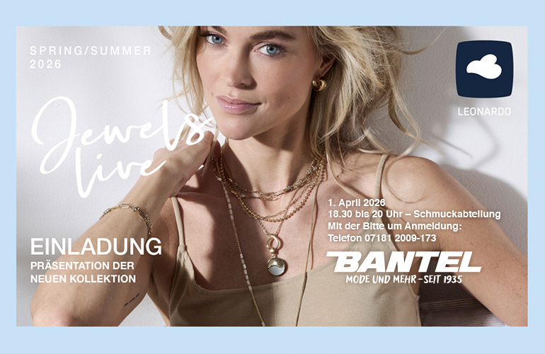 Frau im Spaghettiträgertop mit vielen Ketten um den Hals sowie Armkette und Ohrringe von Leonardo zur Bewerbung der Schmuckpräsentation bei Bantel.