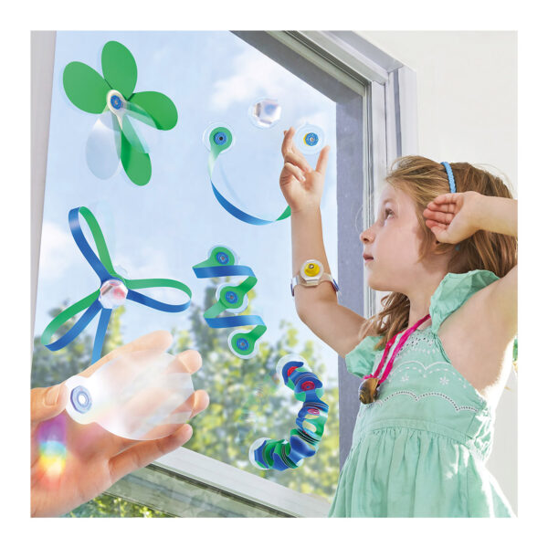 Kind baut fantasievolle Konstruktionen mit bunten Clixo Magneten