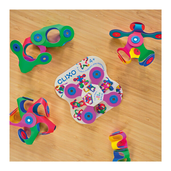 Bunte Clixo Magnetbausteine, mit denen Kinder flexible Formen und Figuren bauen