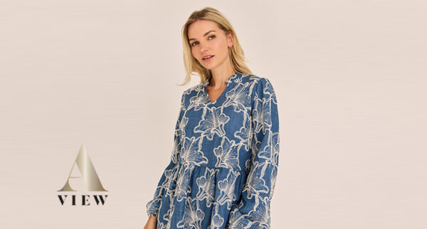 Frau mit blau weiß gemusterten Kleid von A-View