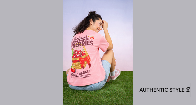 Frau aus Rückenansicht mit Backprint T-Shirt in rosa von Authentic Style