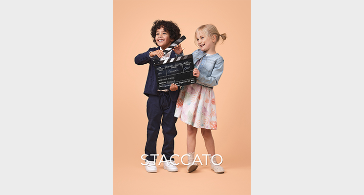 2 spielende Kinder mit fröhlicher bunter Frühjahrsmode von Staccato