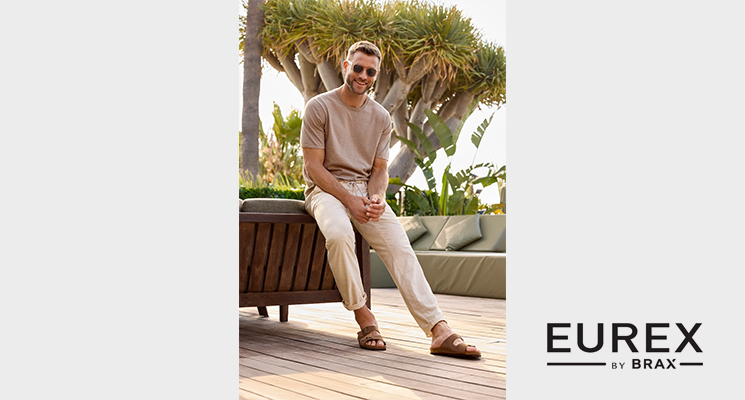 Sitzender Mann mit beigem Rundhalsshirt und sandfarbender Stoffhose von Eurex