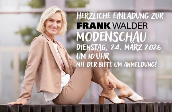 Auf dem Boden sitzende Dame in Blazer und Hose in beige von Frank Walder