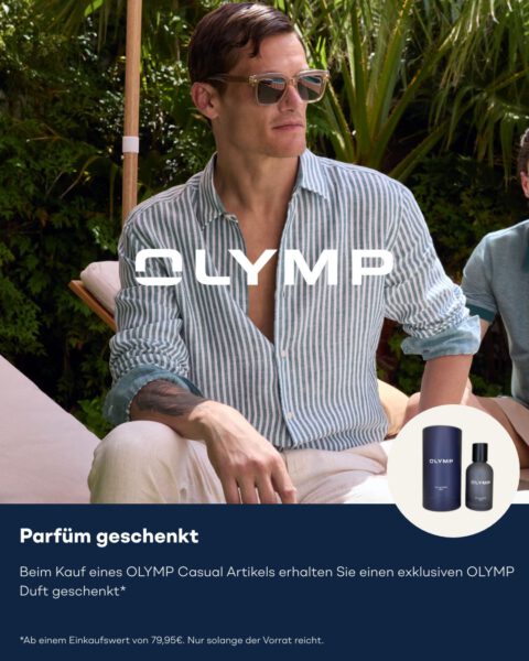 Mann mit blau gestreiftem Hemd und hellbeiger Hose und Sonnebrille macht Werbung für Olymp Parfum Aktion.