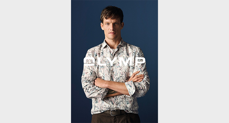 Mann mit hellem Hemd mit Palmenmustern von Olymp