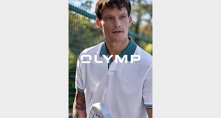 Mann mit weißem Poloshirt mit grün geriffeltem Kragen von Olymp