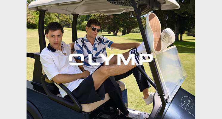 2 Männer im Golfwagen mit blau weiß gemustertem Hemd und blauer langer Hose und anderer Mann in weißem Polo-shirt mit baluem Kragen und blauer kurzer Hose von Olymp