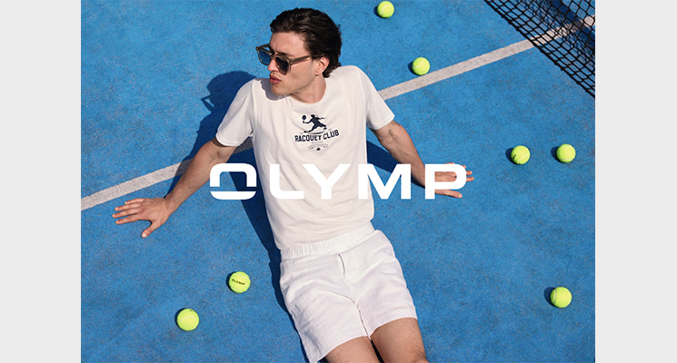 Mann sitzend auf Tennisfeld mit weißem T-shirt und weißer kurzer Tennishose von Olymp
