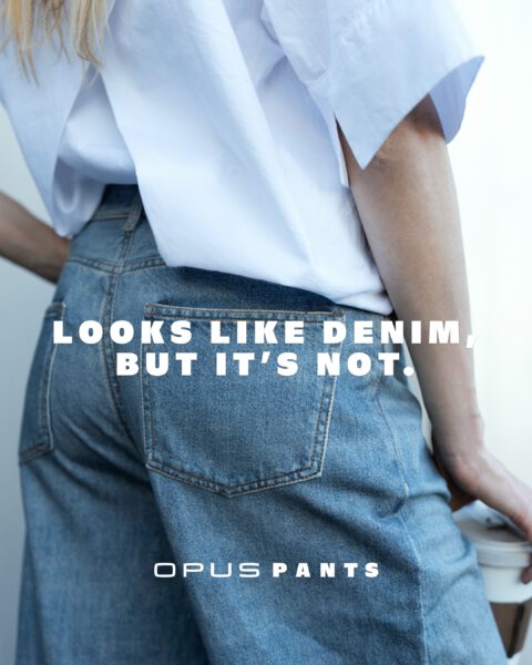 blaue Opus Denim Jeans und weißes T-Shirt