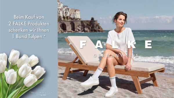 Frau sitzt auf Liegestuhl in sommerlicher Atmosphäre und trägt Falke Socken. Es wird die Falke Aktion beworben das man beim Kauf von 2 Falke Produkten einen Blumenstrauß gratis erhält