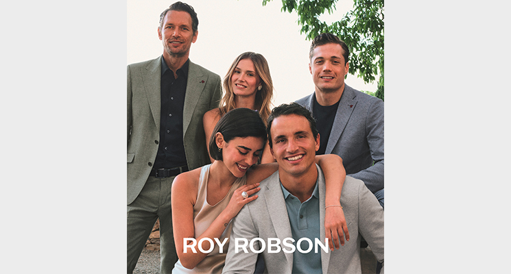 3 Männer in Anzügen und 2 Damen in festlichen Outfits von Roy Robsen