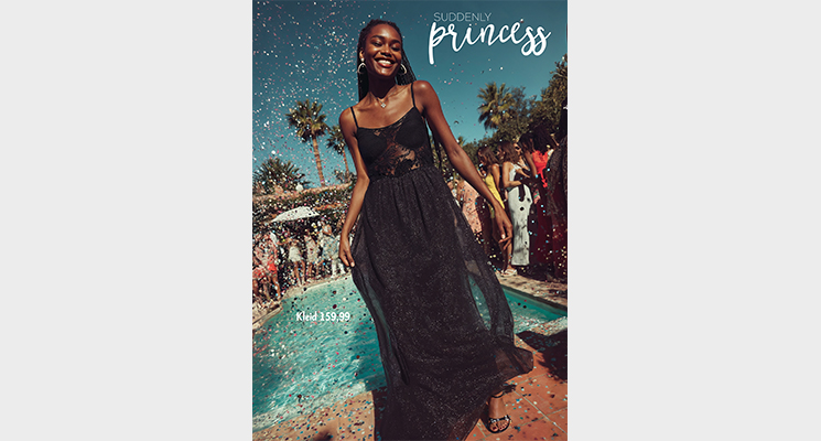 Lachende Frau im blauen langen Kleid von Suddenly Princess