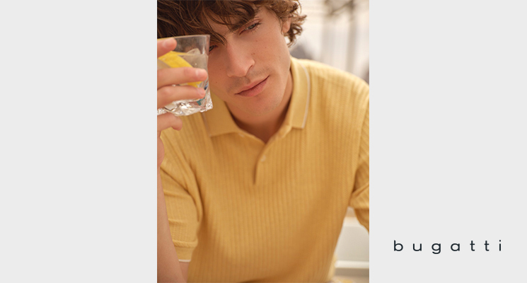 Mann mit gelben Kragenshirt von Bugatti