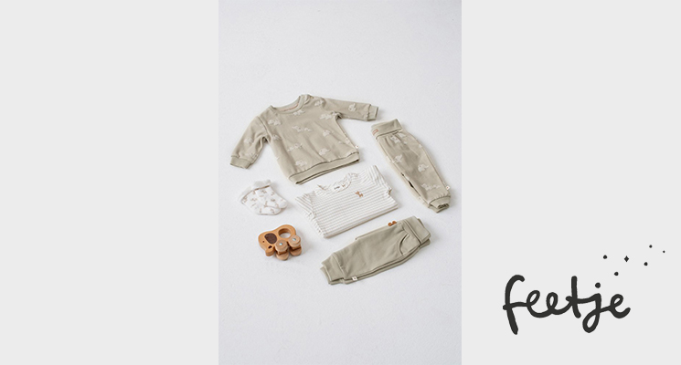 Frühlingsoutfit für Babies von Feetje von Shirt bis Hose auf Boden präsentiert