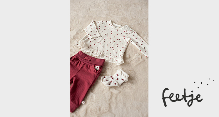Gemustertes Langarmshirt und rote Hose inklusive passenden weiß gemusterten Söckchen von Feetje