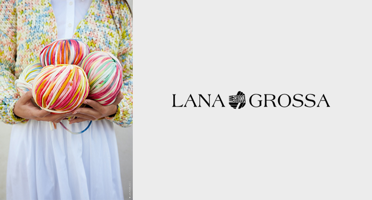 3 bunte Wolleknäuel in Hand von einer Frau