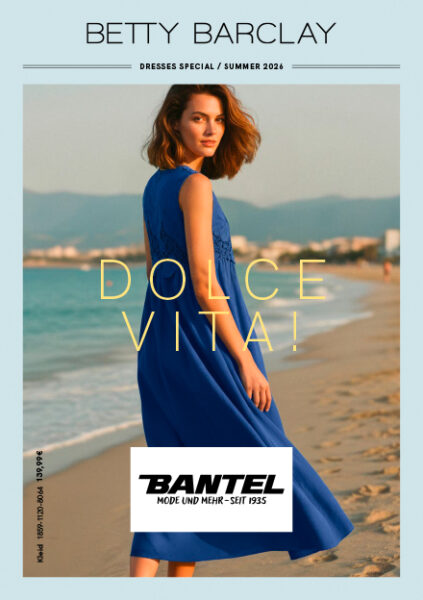 Betty Barclay Titelseite, Frau im blauen Kleid am Meer