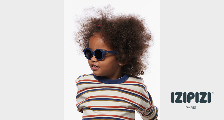 Kind mit dunkelblauer Sonnenbrille von Izipizi