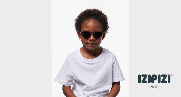 Kind mit dunkelblauer Sonnenbrille von Izipizi