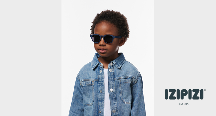 Kind mit dunkelblauer Sonnenbrille von Izipizi