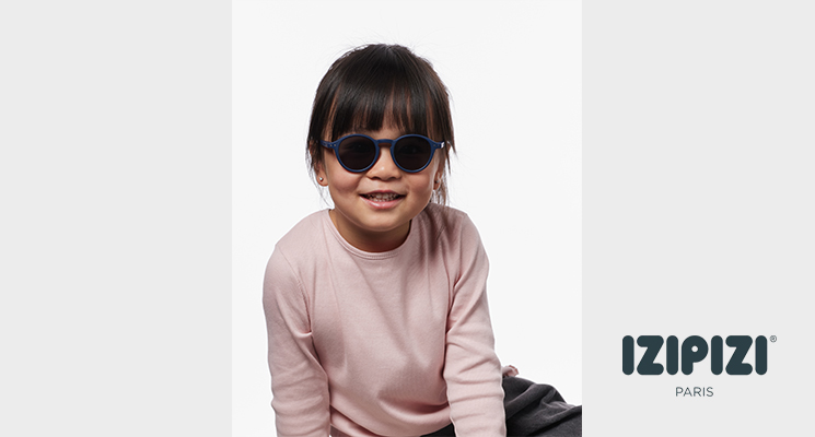 Kind mit dunkelblauer Sonnenbrille von Izipizi