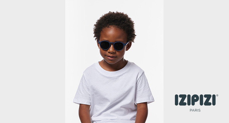 Kind mit dunkelblauer Sonnenbrille von Izipizi