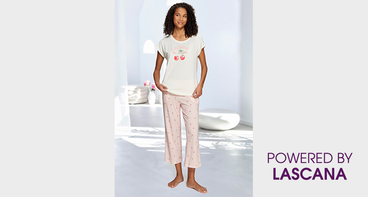Frau in Schlafanzug von Lascana bestehend aus T-Shirt und 3/4 Hose mit Kirschenmotiv