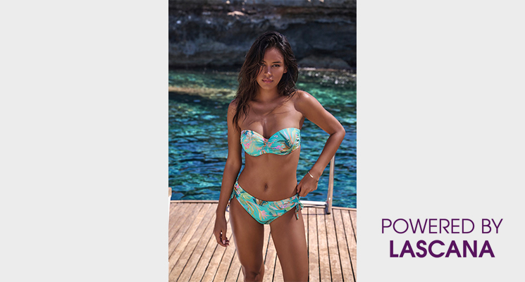Frau in türkis bunten Bikini von Lascana vor Pool stehend