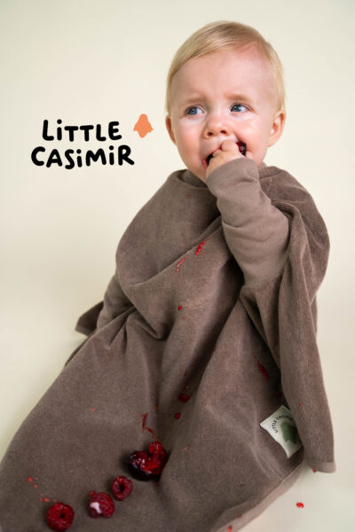 brauner Latz an Kind von Little Casimir
