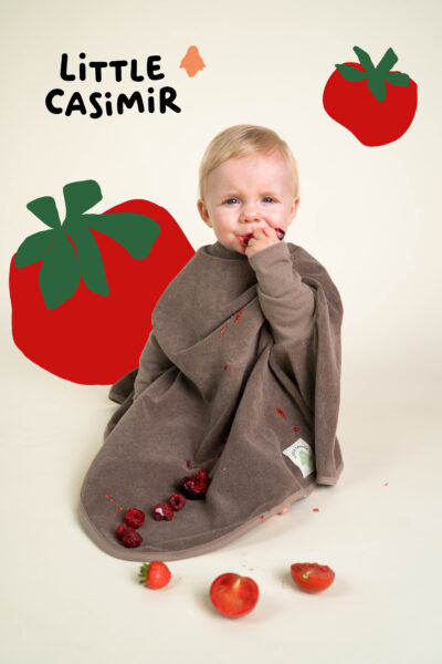 brauner Latz an Kind von Little Casimir mit Tomatendeko