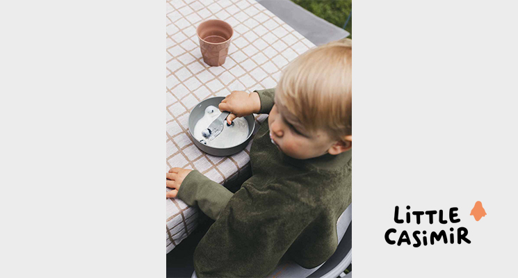 brauner Latz an Kind von Little Casimir