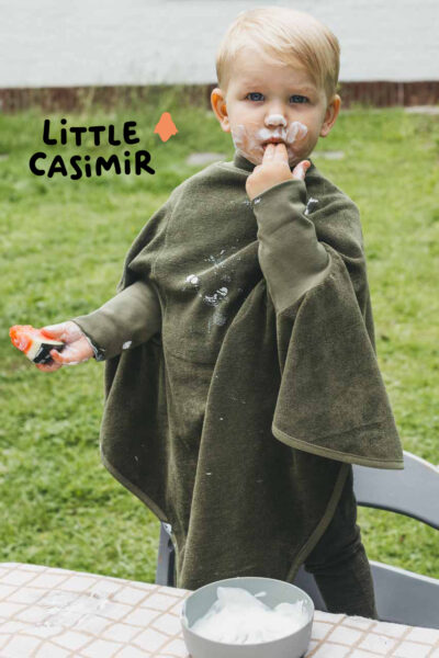 brauner Latz an Kind von Little Casimir