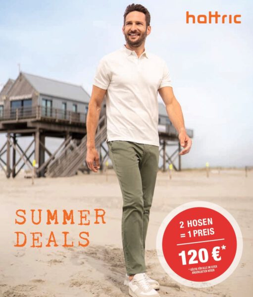 Hattric Prospekt Titelseite mit Mann an Strand der der weißes Shirt uns khakifarbene Hose trägt