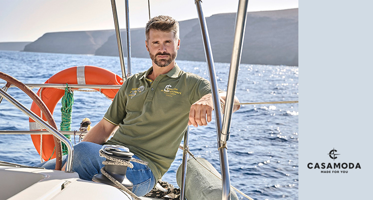 Mann auf Boot im khakifarbenen Poloshirt
