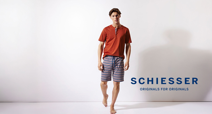 Mann in kurzem Schlafanzug von Schiesser in den Farben rot und blau