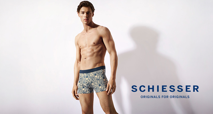 Mann in gemusterter Boxershorts von Schiesser