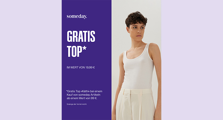 Stehende Frau mit weiße, Top und weißer Hose zur Bewerbung der On Top Aktion von Someday
