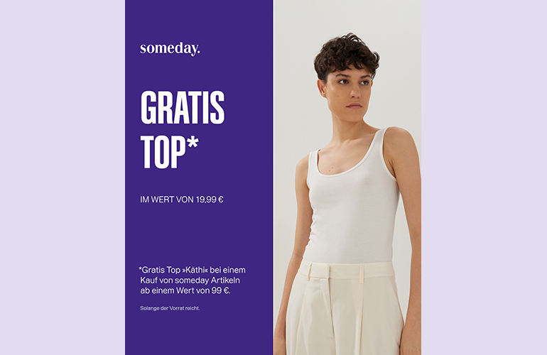 Stehende Frau mit weiße, Top und weißer Hose zur Bewerbung der On Top Aktion von Someday