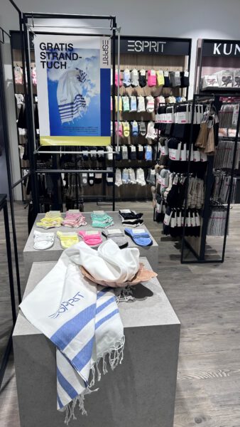Beim Kauf von Esprit Socken erhält man bei Mindest wert von 20 Euro ein Strandhandtuch gratis